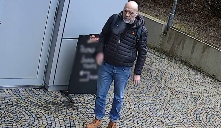 VIDEO: Muž našel zapomenutý batoh, místo vrácení platil s cizí kartou