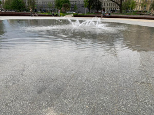 VIDEO: Pracovníci napouští kašnu na Moravském náměstí. Brněnské moře letos zahájilo sezonu dříve