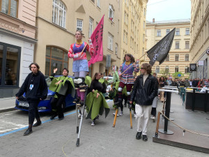 Průvodem studentů přes centrum Brna začal festival divadelních škol Setkání