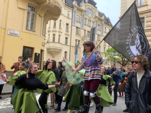 Průvodem studentů přes centrum Brna začal festival divadelních škol Setkání