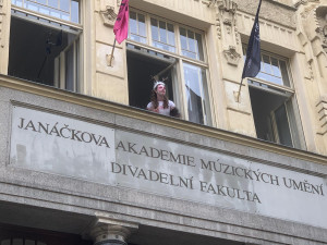 Průvodem studentů přes centrum Brna začal festival divadelních škol Setkání