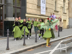 Průvodem studentů přes centrum Brna začal festival divadelních škol Setkání