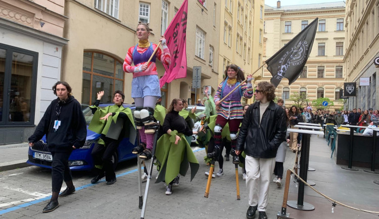 Průvodem studentů přes centrum Brna začal festival divadelních škol Setkání