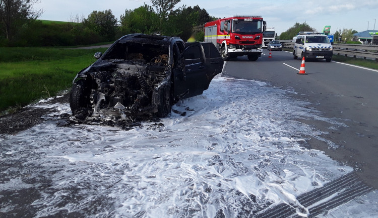 Dálnici u Vyškova uzavřel požár auta. Hasiči potvrdili, že šlo o hybrid