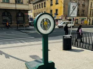 Stará zelinářská váha z Hodonína zdobí náměstí na pražském Žižkově