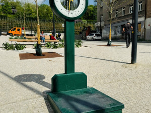 Stará zelinářská váha z Hodonína zdobí náměstí na pražském Žižkově