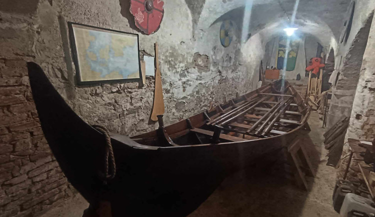 V Oslavanech vyplula na řeku replika vikingské lodě. Skupina kamarádů koráb postavila na místním zámku