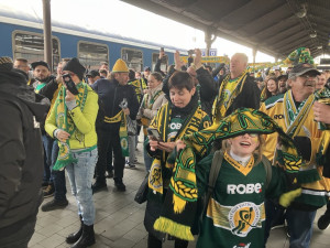 VIDEO: Fanoušci hokejového Vsetína dorazili vlakem do Brna, vyprodali téměř osmitisícové Rondo