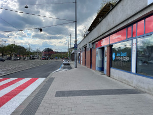 Silničáři dokončili práce v brněnské Nádražní ulici dříve, než plánovali. Opravili chodník i vozovku