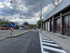 Silničáři dokončili práce v brněnské Nádražní ulici dříve, než plánovali. Opravili chodník i vozovku
