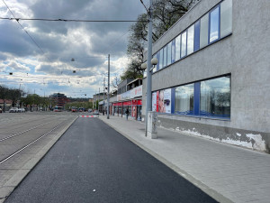 Silničáři dokončili práce v brněnské Nádražní ulici dříve, než plánovali. Opravili chodník i vozovku