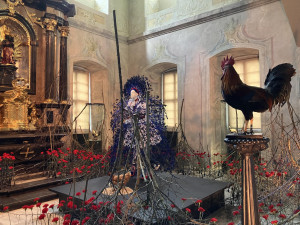 V Brně opět začal týden plný umění. Florista vystavuje květinové šaty obklopené trním, karafiáty i drůbeží