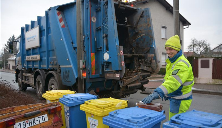 V sadech, u dětských hřišť i muzea se v Hradci objeví nové barevné koše na tříděný odpad