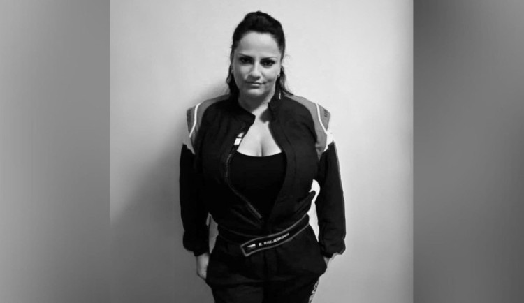 Závodníci chtějí pomoci rodině navigátorky, která zemřela na Rallye Šumava. Vybírají peníze na pohřeb