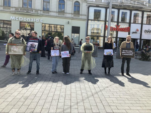 Aktivisté v Brně protestovali proti pokusům na zvířatech. Kolemjdoucí na ně útočně pokřikovali