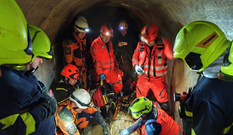 VIDEO: Hasiči trénovali zásah ve znojemském podzemí. Ze stísněných prostor zachraňovali zraněného