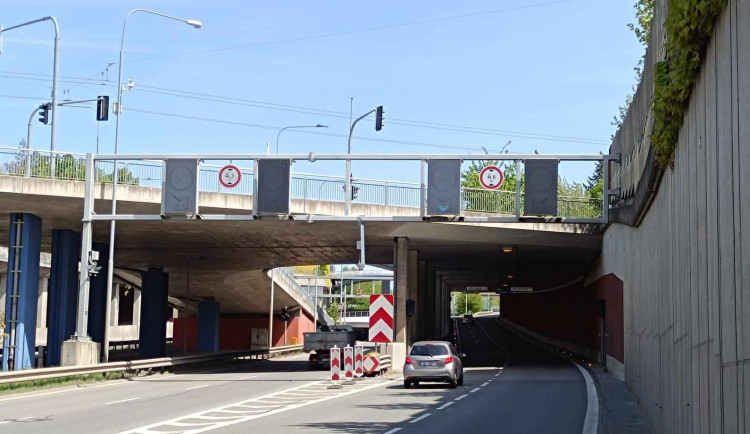 Silničáři v Královopolském tunelu v Brně snížili maximální povolenou výšku vozidel