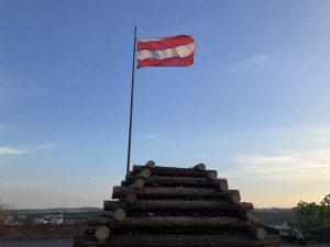 VIDEO: Nad Špilberkem hořela největší vatra v celém Brně. Lidé před větrem ovládanými plameny utíkali