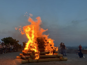 VIDEO: Nad Špilberkem hořela největší vatra v celém Brně. Lidé před větrem ovládanými plameny utíkali