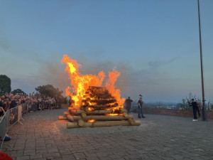 VIDEO: Nad Špilberkem hořela největší vatra v celém Brně. Lidé před větrem ovládanými plameny utíkali