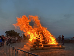 VIDEO: Nad Špilberkem hořela největší vatra v celém Brně. Lidé před větrem ovládanými plameny utíkali