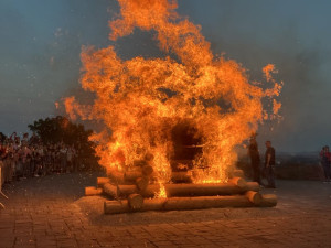 VIDEO: Nad Špilberkem hořela největší vatra v celém Brně. Lidé před větrem ovládanými plameny utíkali