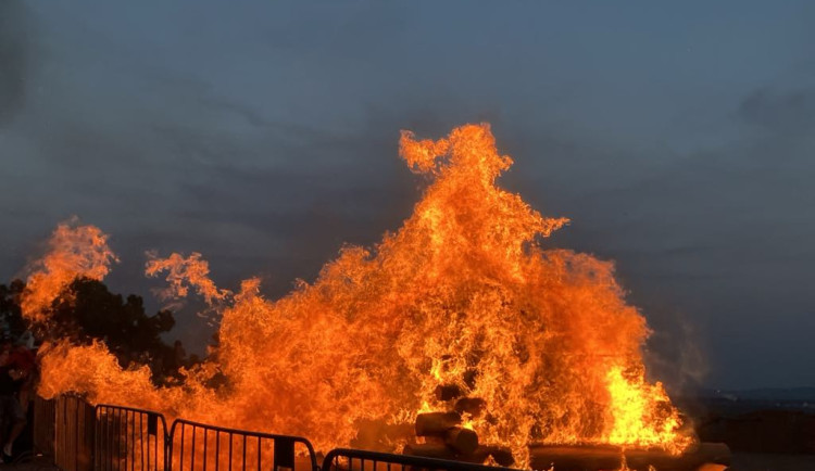 VIDEO: Nad Špilberkem hořela největší vatra v celém Brně. Lidé před větrem ovládanými plameny utíkali