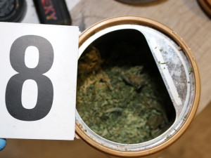 VIDEO: Muž v pronajatém bytě vyráběl pervitin. Byl opatrný, ven moc nechodil, raději hrál na počítači nebo spal