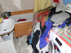 VIDEO: Muž v pronajatém bytě vyráběl pervitin. Byl opatrný, ven moc nechodil, raději hrál na počítači nebo spal