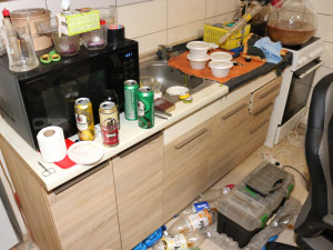 VIDEO: Muž v pronajatém bytě vyráběl pervitin. Byl opatrný, ven moc nechodil, raději hrál na počítači nebo spal