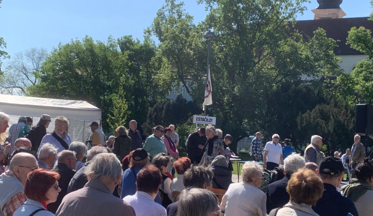 VIDEO: Příznivci komunistické strany oslavili na brněnském náměstí Svátek práce