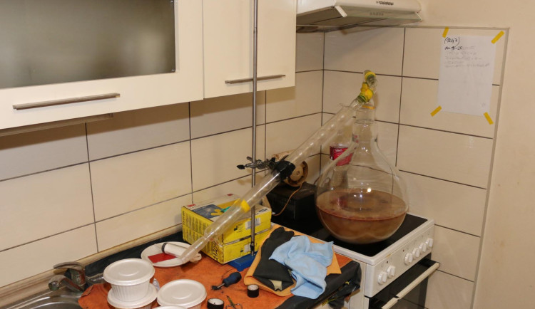 VIDEO: Muž v pronajatém bytě vyráběl pervitin. Byl opatrný, ven moc nechodil, raději hrál na počítači nebo spal