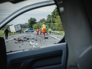 Nehoda kamionu uzavřela silnici u Brna. Řidič je vážně zraněný