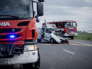 Nehoda kamionu uzavřela silnici u Brna. Řidič je vážně zraněný