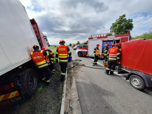 Nehoda kamionu uzavřela silnici u Brna. Řidič je vážně zraněný