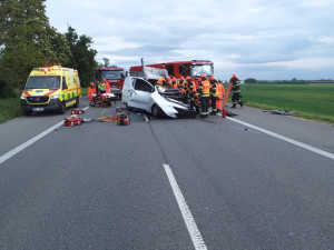Nehoda kamionu uzavřela silnici u Brna. Řidič je vážně zraněný