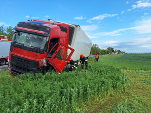 Nehoda kamionu uzavřela silnici u Brna. Řidič je vážně zraněný