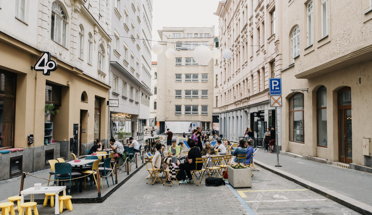 Ulice v centru Brna se přes léto změní na obývák. Vznikne pohodové místo pro všechny