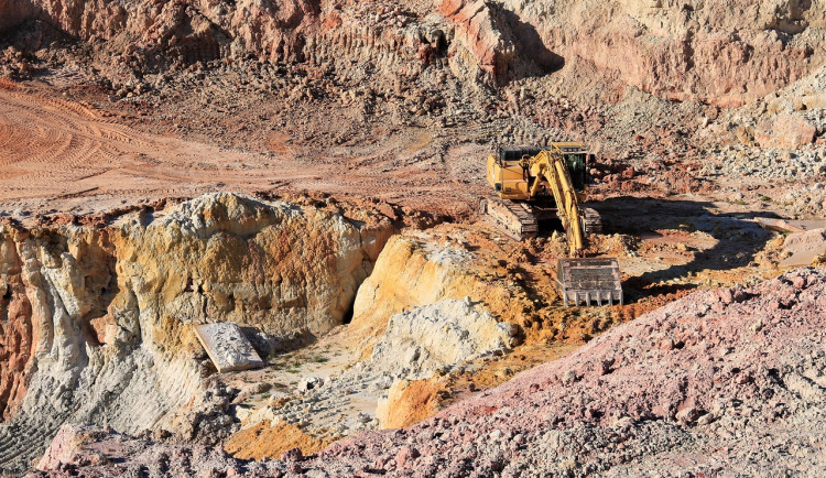 excavator-in-the-quarry-4501478_1280