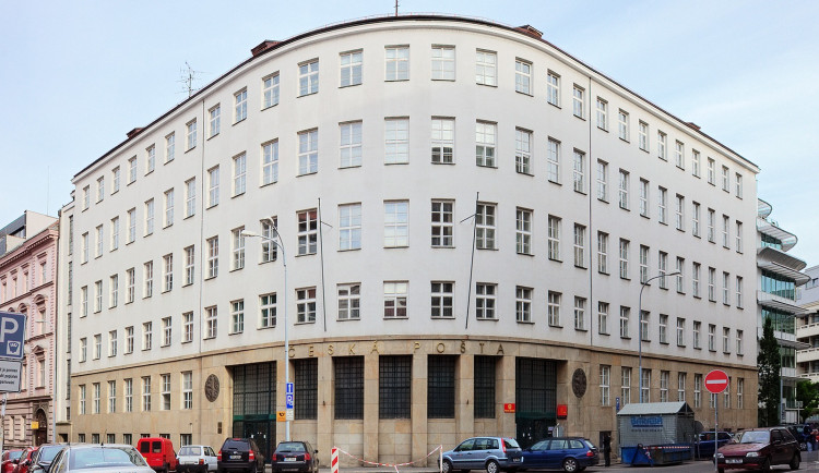 Město pro centrální stavební úřad odkoupí budovu pošty v Orlí ulici. Poštovní služby na místě zůstanou