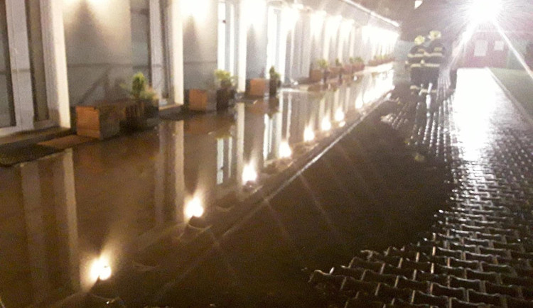 Vydatný déšť v Brně zaměstnal hasiče. Zasahovali u zatopených sklepů a silnic
