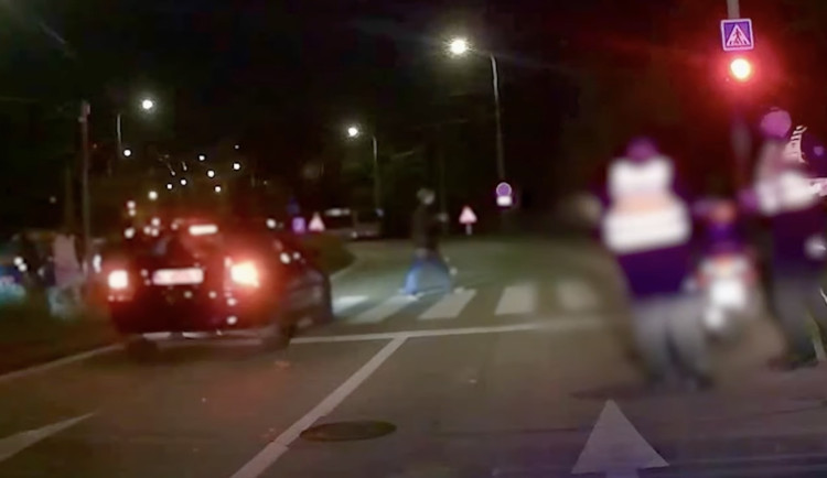 VIDEO: Řidič si nevšiml policistů na silnici, projel na červenou a málem smetl skupinu chodců