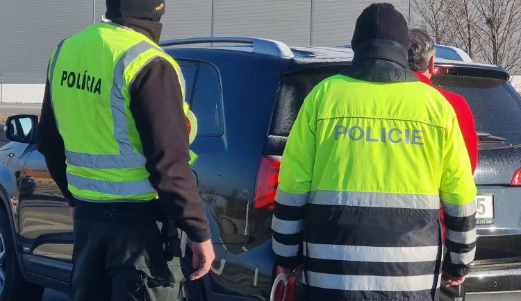 Policisté číhali na hranicích se Slovenskem. Zaměřili se na nelegální migraci