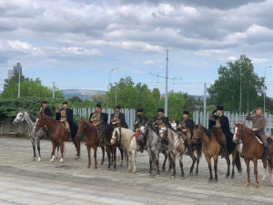 VIDEO: Lidé si na brněnském hřbitově připomněli konec druhé světové války. Milovníci historie přijeli na koních