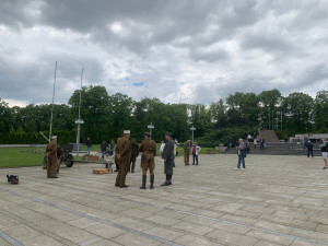 VIDEO: Lidé si na brněnském hřbitově připomněli konec druhé světové války. Milovníci historie přijeli na koních