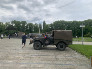 VIDEO: Lidé si na brněnském hřbitově připomněli konec druhé světové války. Milovníci historie přijeli na koních