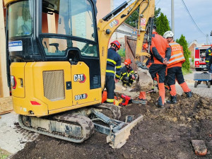 Na Hodonínsku se propadla silnice před domem. Hasiči budovu stabilizují