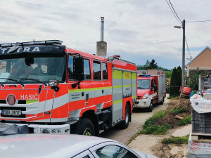 Na Hodonínsku se propadla silnice před domem. Hasiči budovu stabilizují