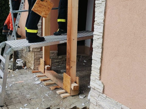 Na Hodonínsku se propadla silnice před domem. Hasiči budovu stabilizují