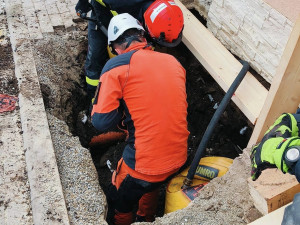 Na Hodonínsku se propadla silnice před domem. Hasiči budovu stabilizují